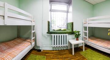Кровать в общем четырехместном номере в Гостинице Lime Hostel